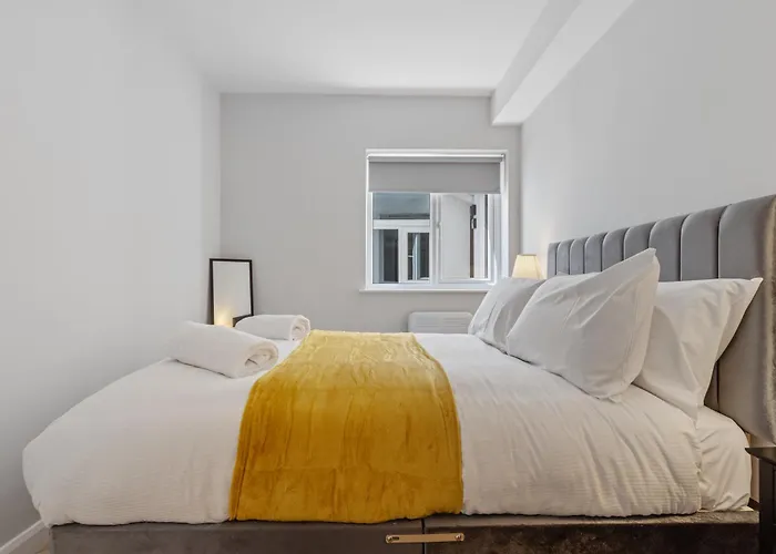 Modern Apartment Free Off Road Parking 2X Double Rooms Suite 11