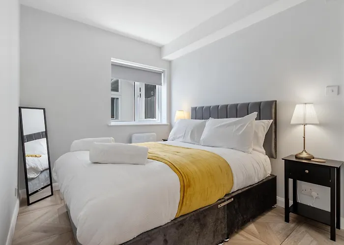 Modern Apartment Free Off Road Parking 2X Double Rooms Suite 11
